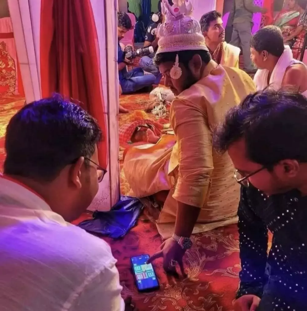 Pengantin pria asyik main Ludo © 2024 X Pengantin pria asyik main Ludo © 2024 X