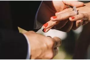 Momen pengantin pria malah asyik main ludo di tengah upacara pernikahan, aksinya bikin geregetan