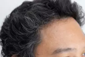 Cara kembalikan warna asli rambut yang beruban, ampuh cuma andalkan 1 jenis daun