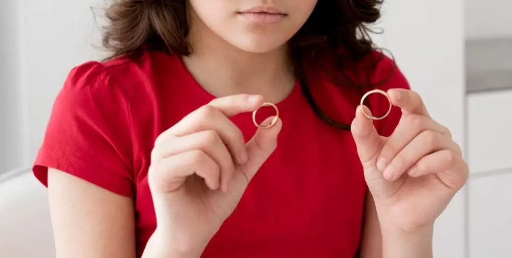 8 mitos cincin kawin terlepas sendiri © 2024 freepik.com