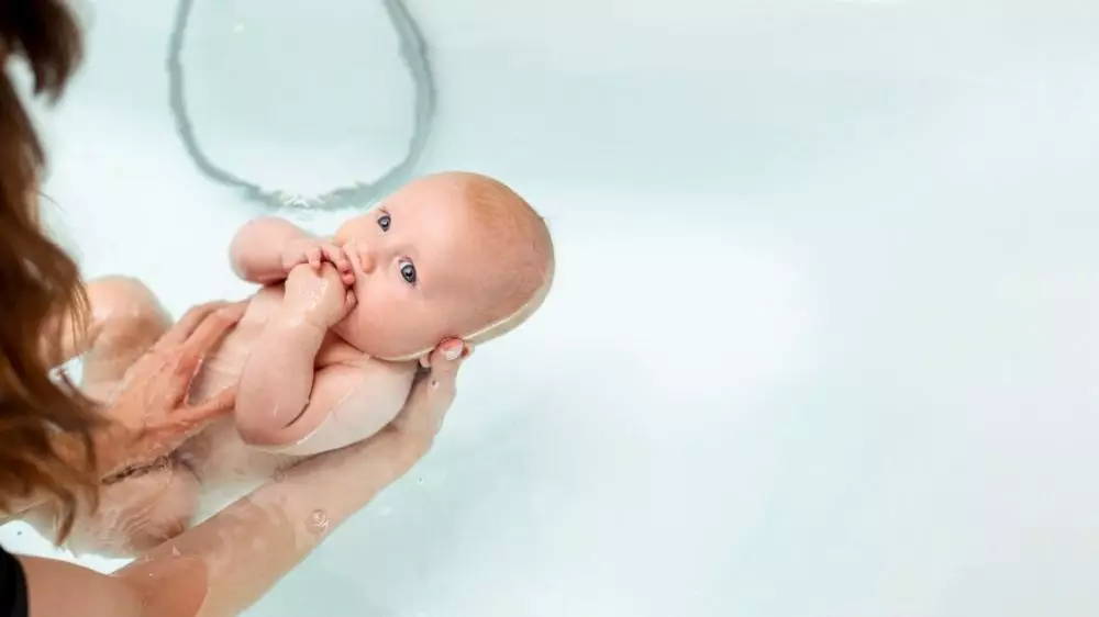 mitos bayi tidak boleh keluar selama gerhana © 2024 freepik.com