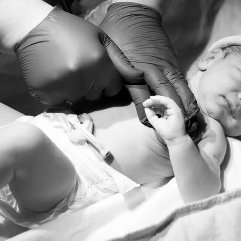 Dianggap bakal bawa keberuntungan, begini 7 arti mitos menyimpan tali pusar bayi