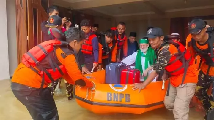 Sonhaji penjual es teh diangkat jadi anggota kehormatan Banser © 2024 brilio.net