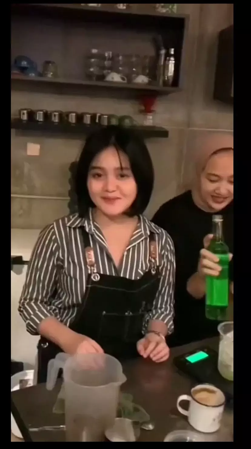 Tia Septiana anak Mandra berbagai sumber