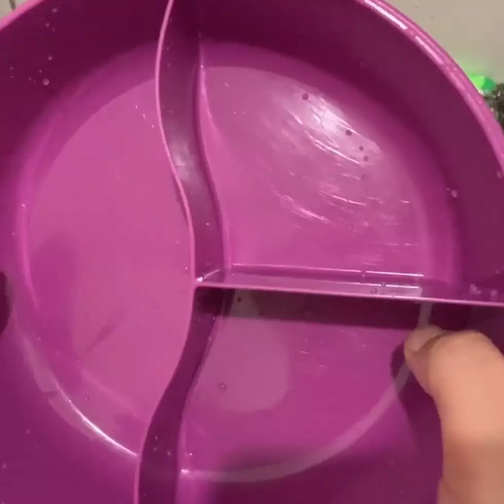 Andalkan dua bahan dapur sederhana, begini trik jitu hilangkan bau tak sedap di kotak makan plastik