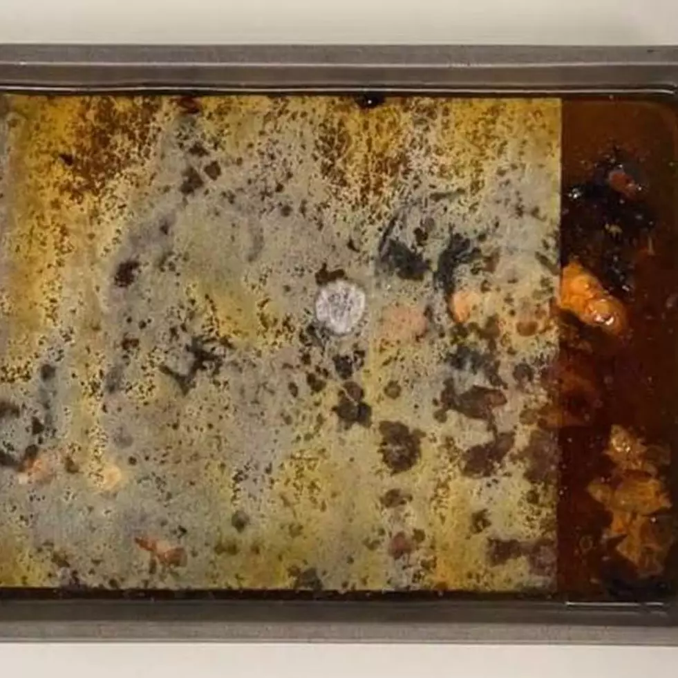 Tanpa dicuci pakai sabun, ini trik simpel membersihkan loyang kue dari sisa adonan yang berkerak