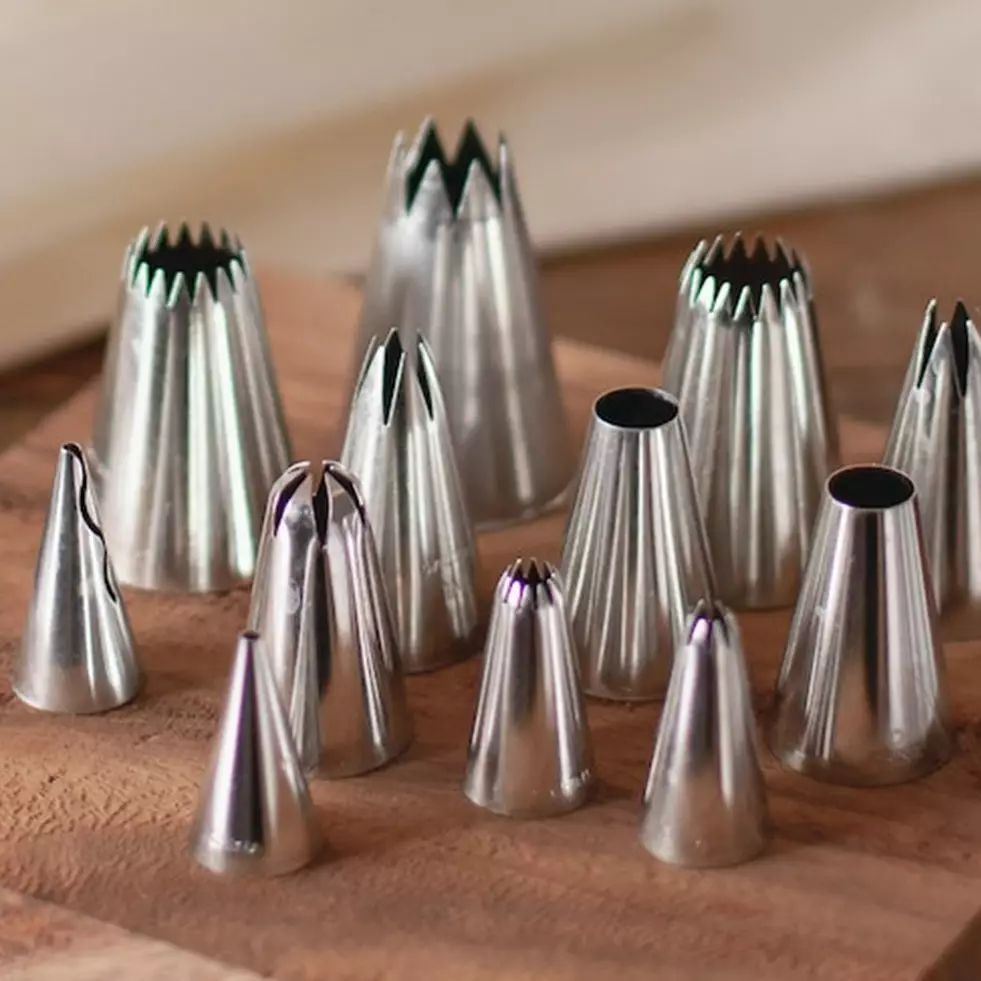 Bukan dicuci di air mengalir, ternyata begini trik cepat membersihkan piping tip agar sisa krim hilang