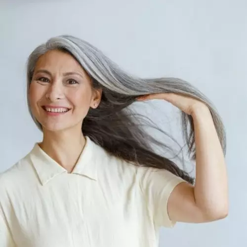 Nggak perlu semir ke salon, trik menghitamkan rambut beruban ini cuma pakai 1 jenis ampas dapur
