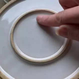 Tak perlu disiram air panas, begini trik melepas stiker label di mangkuk supaya lem tak menempel