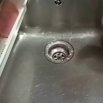 Bukan diberi soda api, ini trik atasi wastafel dapur mampet agar saluran lancar pakai 2 bahan dapur