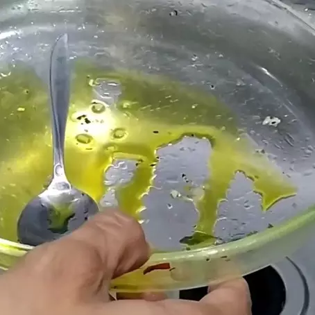 Bukan pakai spons atau disiram air langsung, ini cara hilangkan minyak berlebih di mangkuk kaca