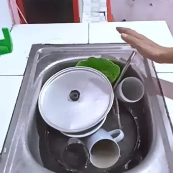 Bukan pakai jeruk nipis, ini trik hilangkan bau amis membandel di peralatan dapur pakai 1 bahan