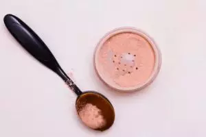 Nggak perlu buka wadahnya, ini trik atasi loose powder susah keluar cuma pakai 1 alat sederhana