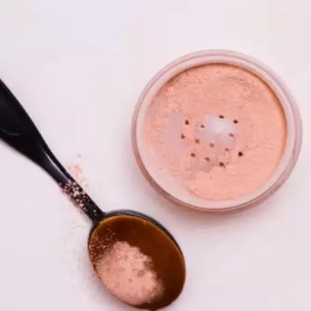 Nggak perlu buka wadahnya, ini trik atasi loose powder susah keluar cuma pakai 1 alat sederhana
