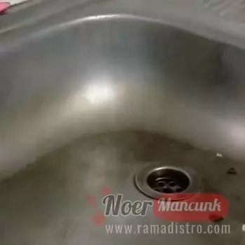 Tak perlu direndam seharian, ini cara ampuh bersihkan wastafel berkarat guna tambahan 1 bahan dapur