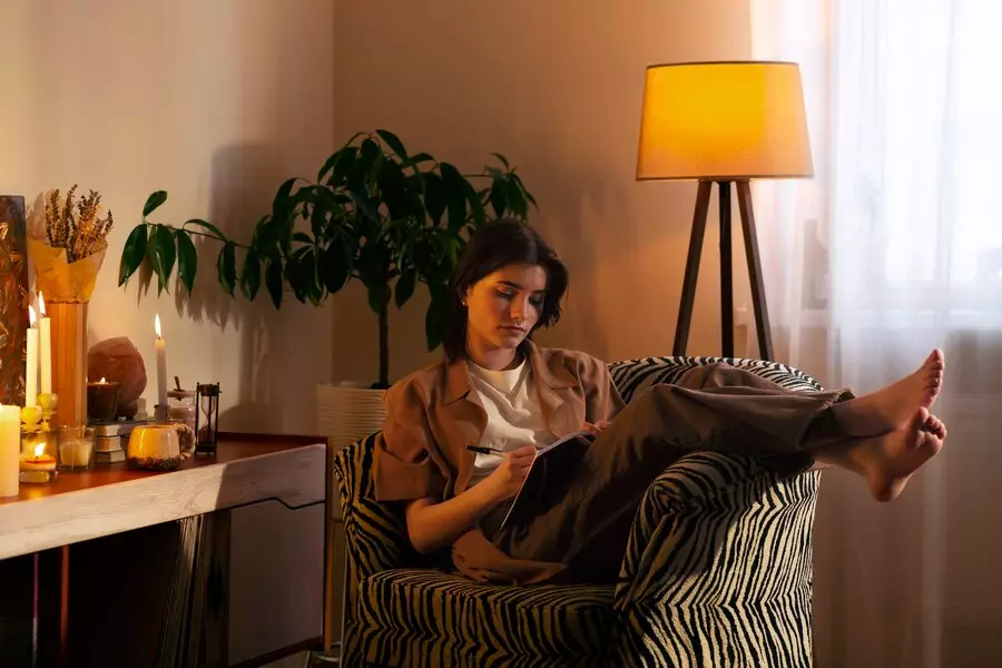 Arti larangan anak gadis keluar menjelang malam © 2024 freepik.com