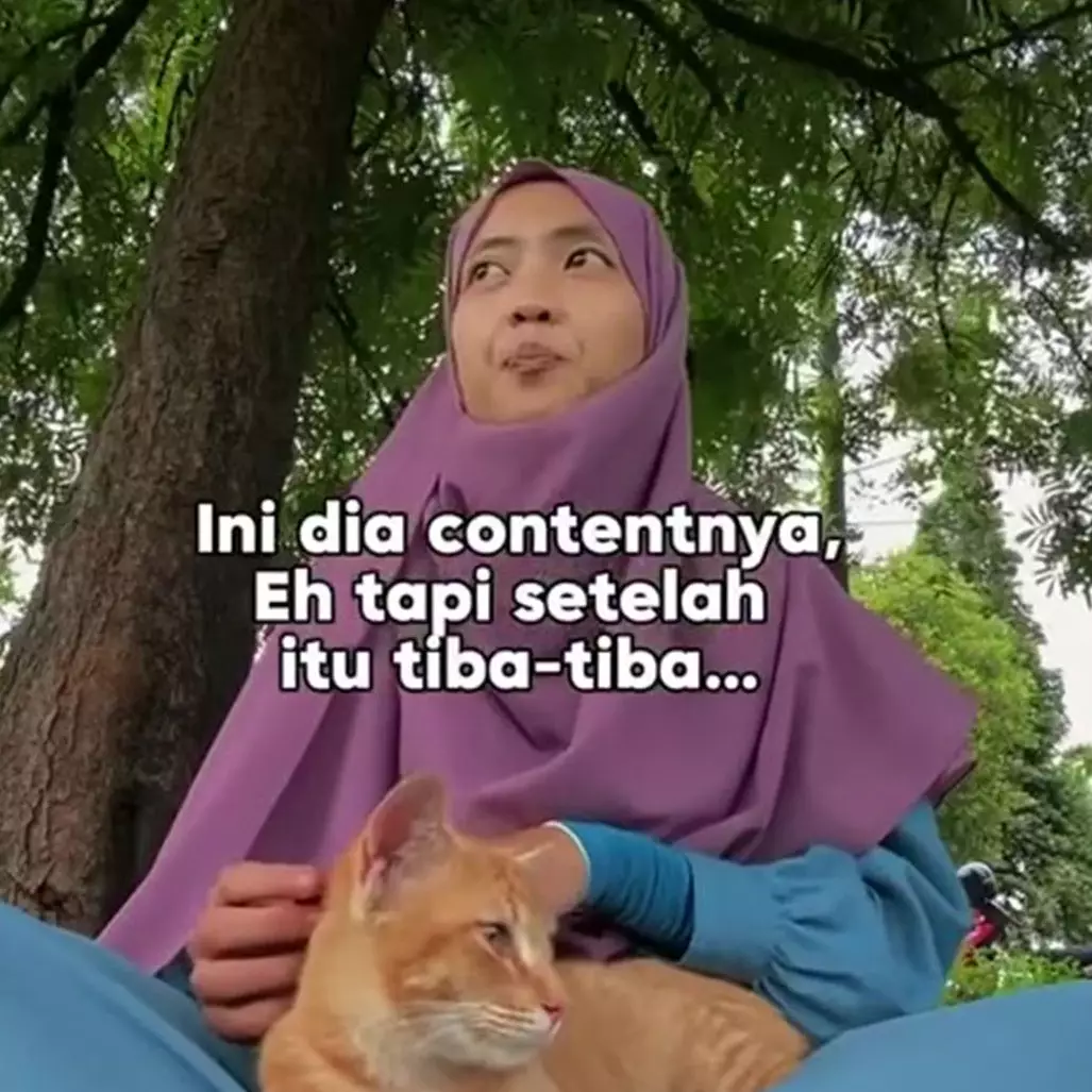 Momen aksi heroik kucing oren selamatkan wanita dari ular saat asik bikin konten ini bikin haru