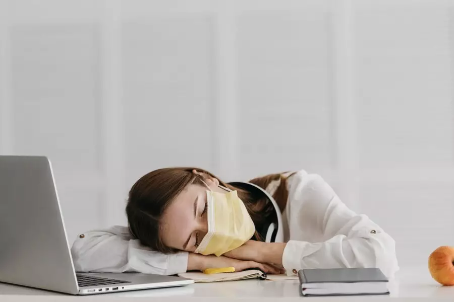 Arti mitos tidur di meja © 2024 freepik.com