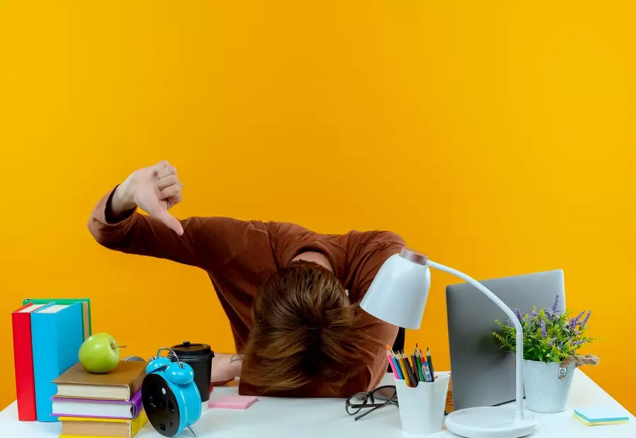 Arti mitos tidur di meja © 2024 freepik.com