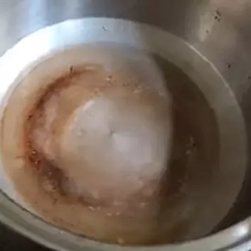 Bukan pakai baking soda, ini cara cepat membersihkan kerak gosong membandel di bagian dalam panci