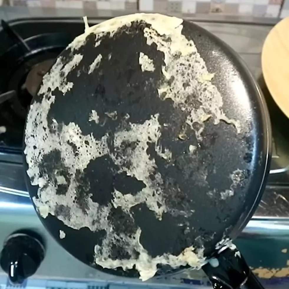 Trik mengatasi wajan kwalik yang lengket cuma andalkan satu bumbu masak, bikin kulit lumpia jadi mulus