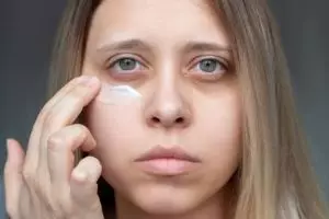 Nggak perlu eye cream, 1 jenis buah ini ternyata bisa mengatasi kerutan dan mata panda