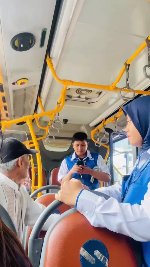 Momen seorang kakek nggak mau turun dari bus khusus wanita © 2024 TikTok