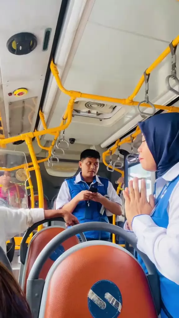 Momen seorang kakek nggak mau turun dari bus khusus wanita © 2024 TikTok