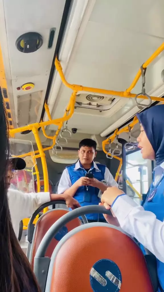 Momen seorang kakek nggak mau turun dari bus khusus wanita © 2024 TikTok