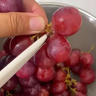 Tak perlu baking soda, ini cara hilangkan lapisan lilin dan pestisida pada anggur agar aman dikonsumsi