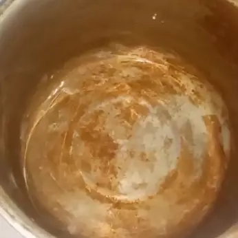 Trik hilangkan noda kunyit membandel di dalam panci pakai 2 bahan, berubah putih seperti baru lagi