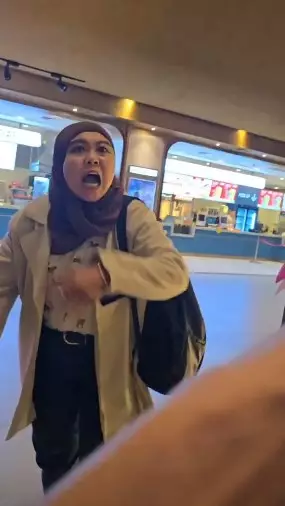 pria cekcok dengan ibu-ibu terciduk merekam © X