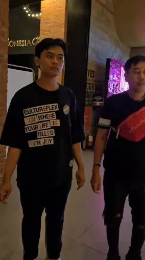 pria cekcok dengan ibu-ibu terciduk merekam © X