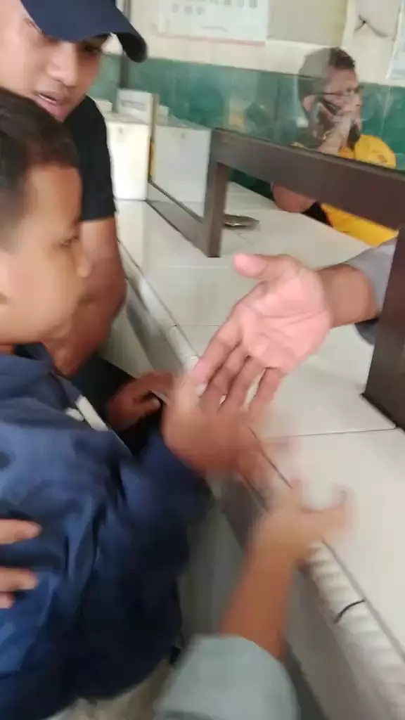 anak kecil di bawah ke kantor polisi sama ibunya © 2024 TikTok