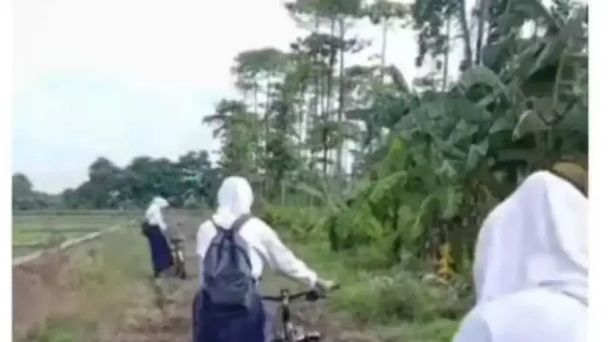 Viral siswi SMP minta Prabowo perbaiki jalan sekolahnya, sudah ditonton 7,6 juta kali