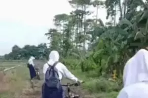 Viral siswi SMP minta Prabowo perbaiki jalan sekolahnya, sudah ditonton 7,6 juta kali