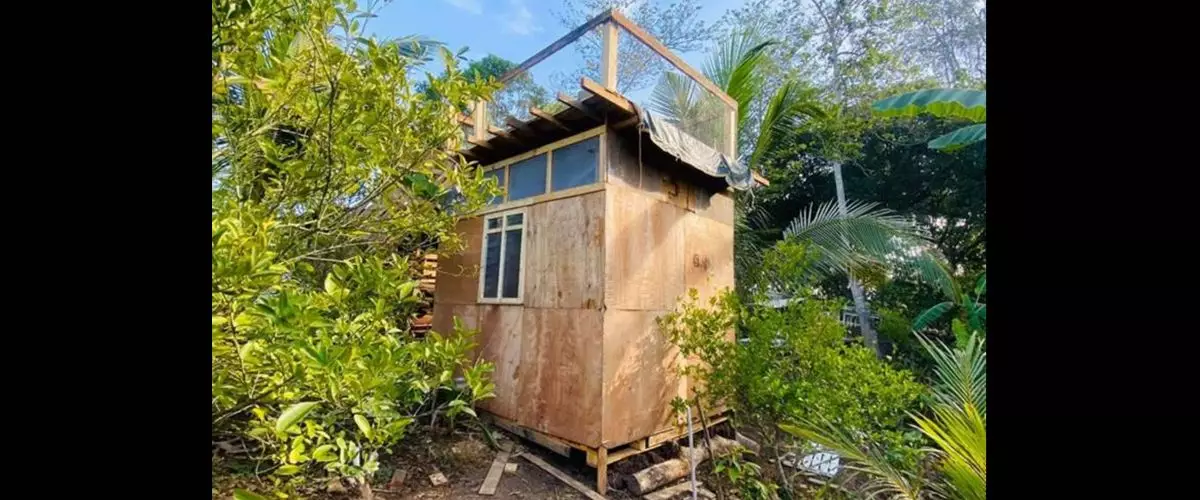 Sekilas luarnya mirip kandang, 9 potret bangunan gubuk ini dalamnya bak toko tas mahal di mal