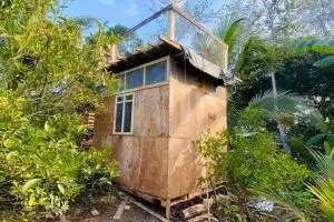 Sekilas luarnya mirip kandang, 9 potret bangunan gubuk ini dalamnya bak toko tas mahal di mal