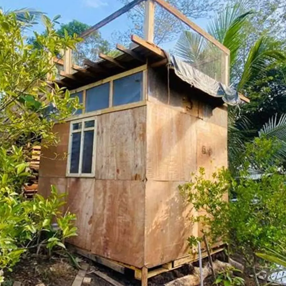 Sekilas luarnya mirip kandang, 9 potret bangunan gubuk ini dalamnya bak toko tas mahal di mal