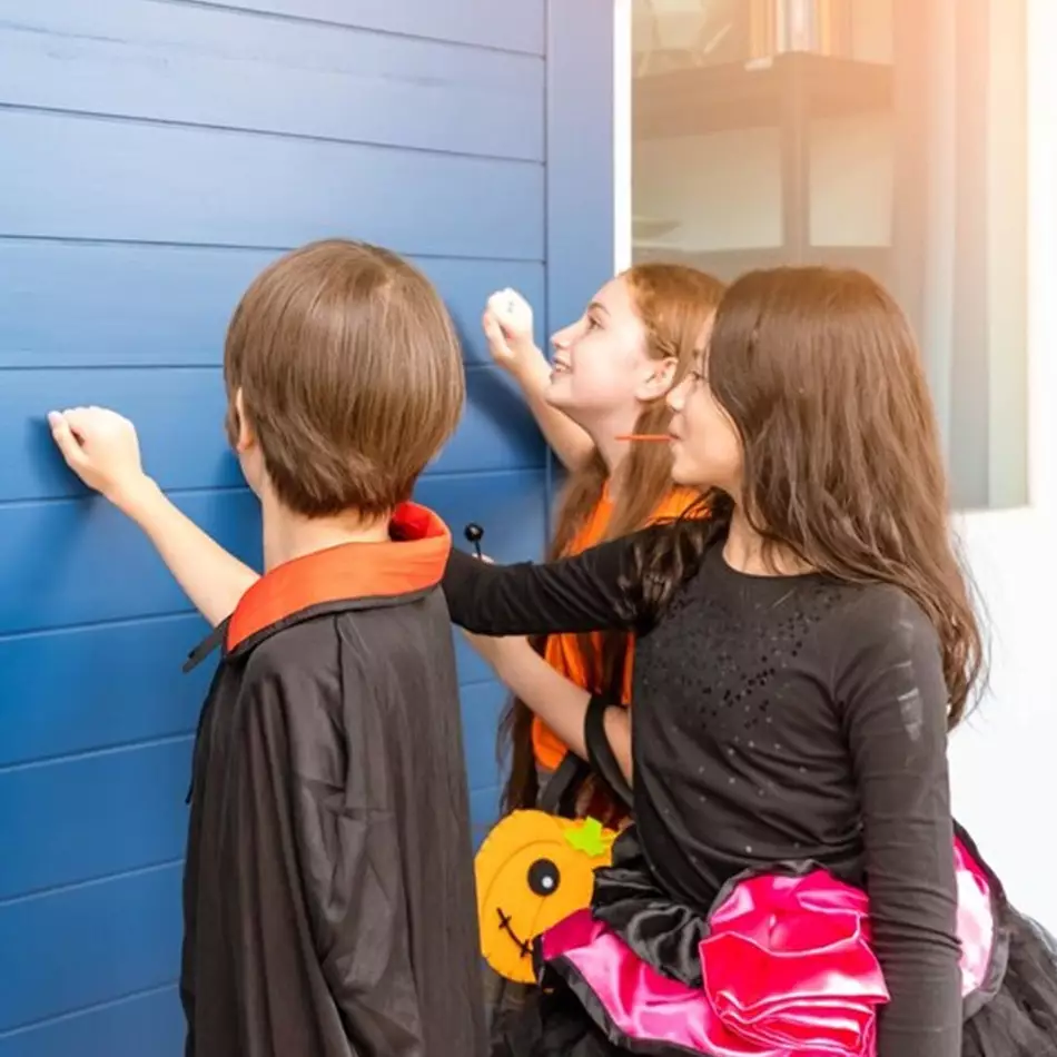 Dianggap bakal halangi keberuntungan, ini 8 arti larangan anak kecil bermain di depan pintu