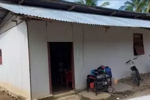 Dari luar berdindingkan triplek, 8 potret rumah beratap seng ini punya kamar bak hotel bintang lima