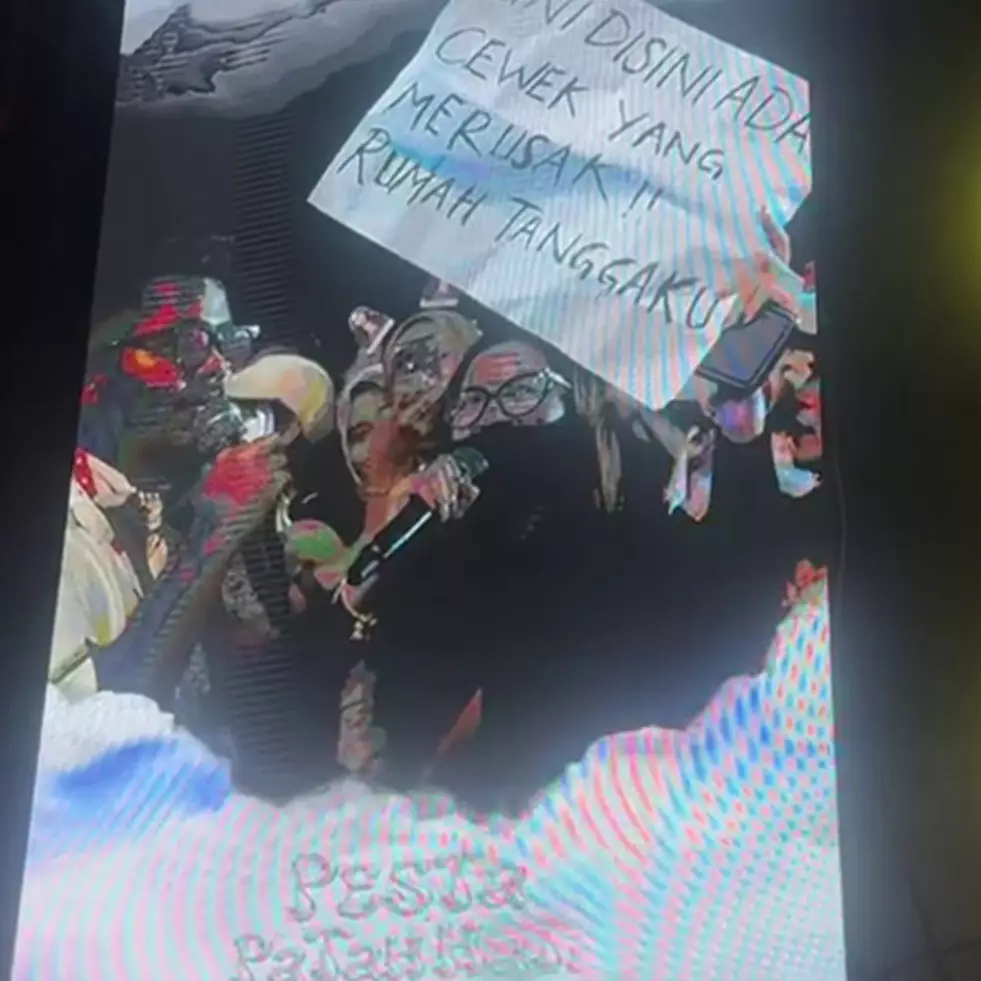 Muak diduakan, istri sah bongkar selingkuhan suami nonton konser yang sama di tengah keramaian