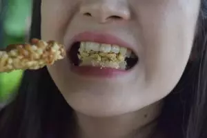 Kulit pisang dicampur 2 bahan dapur ini bisa putihkan gigi kuning berkerak, begini cara meraciknya