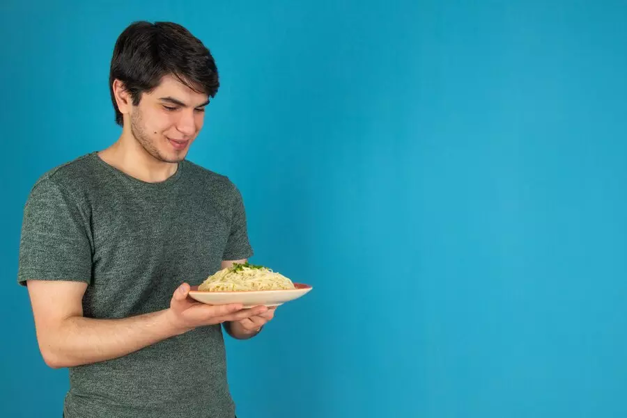 Arti piring terjatuh saat makan © 2024 freepik.com