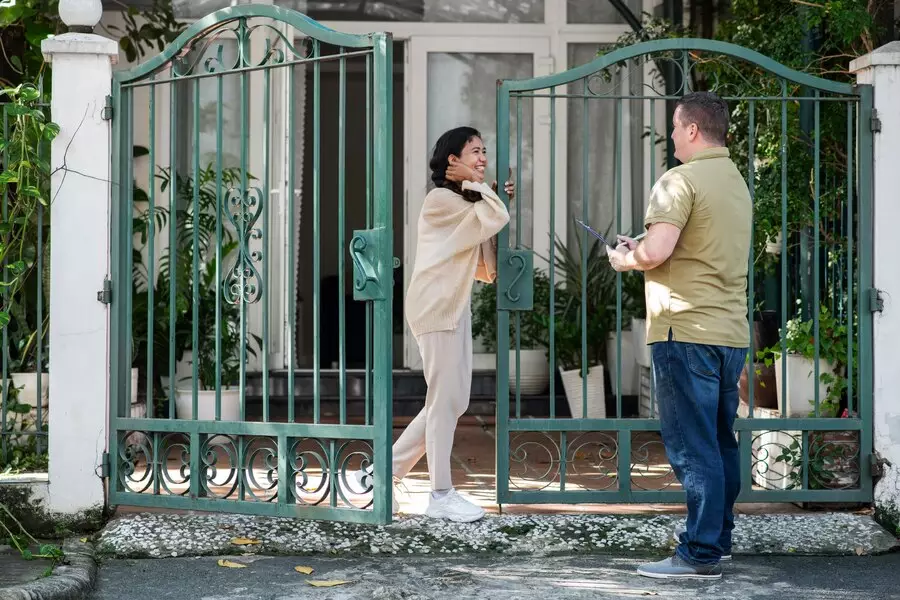 Arti piring terjatuh saat makan © 2024 freepik.com