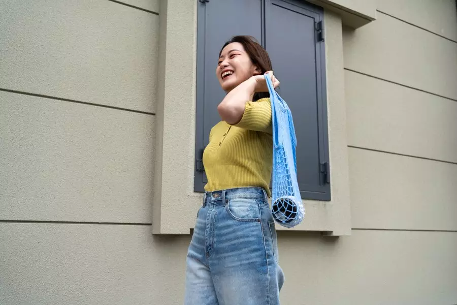 Arti piring terjatuh saat makan © 2024 freepik.com