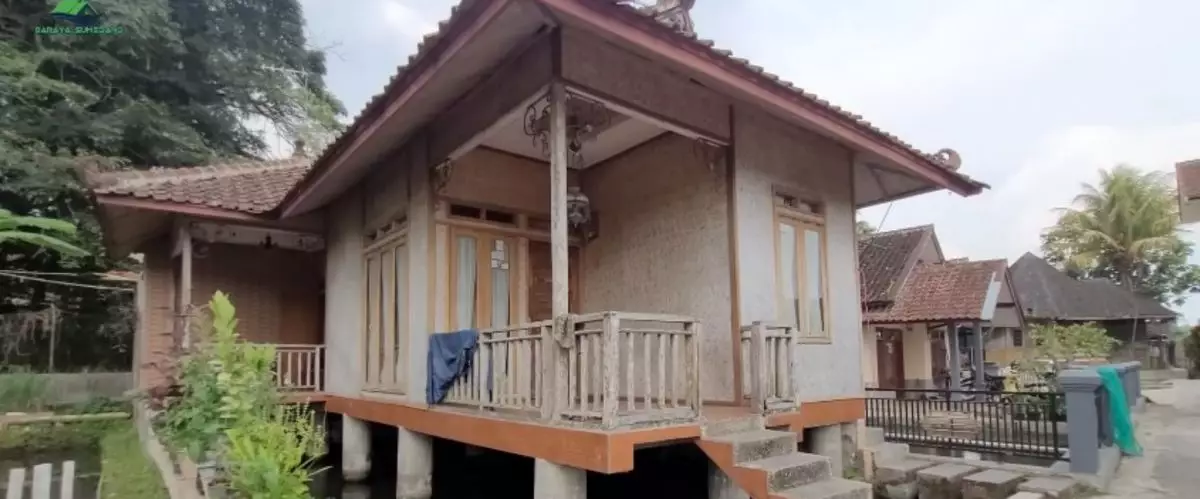 Luarnya mirip bilik di tengah empang, 9 potret rumah panggung antisombong bikin serasa tinggal di vila