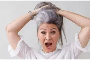 Rambut hitam berkilau, trik memaksimalkan sampo dengan 1 jenis bunga untuk mengatasi rambut beruban