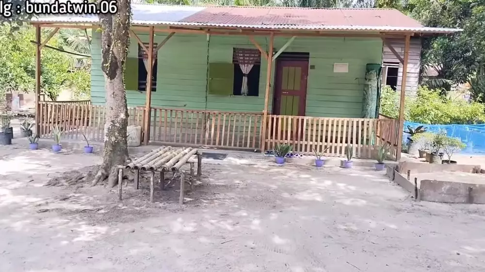 rumah papan nyaman dan adem © YouTube/Bunda Twin  rumah papan nyaman dan adem © YouTube/Bunda Twin