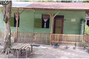 Luarnya biasa tapi sejuk, 9 potret rumah papan ini punya kamar mandi semi out door bikin gagal fokus